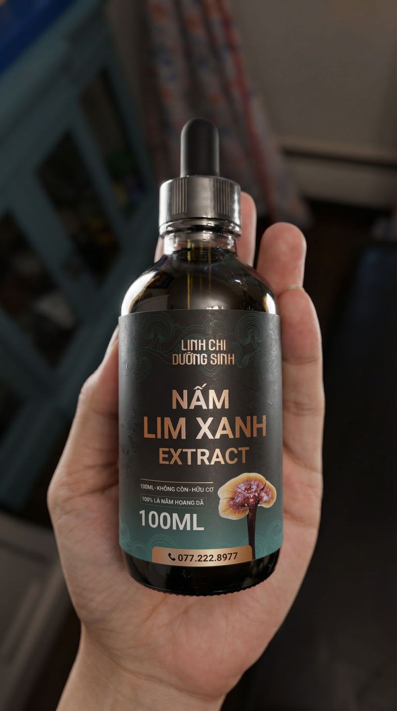 Cầm chai tinh chất nấm trên tay